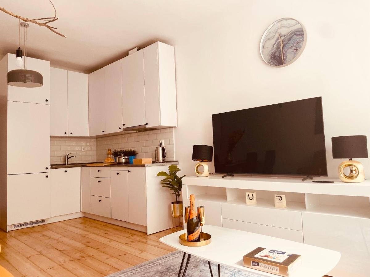 Luxury 4-Bedroom Apartment In Centre - Self-Check In & Fast Wifi Warsaw Exterior photo