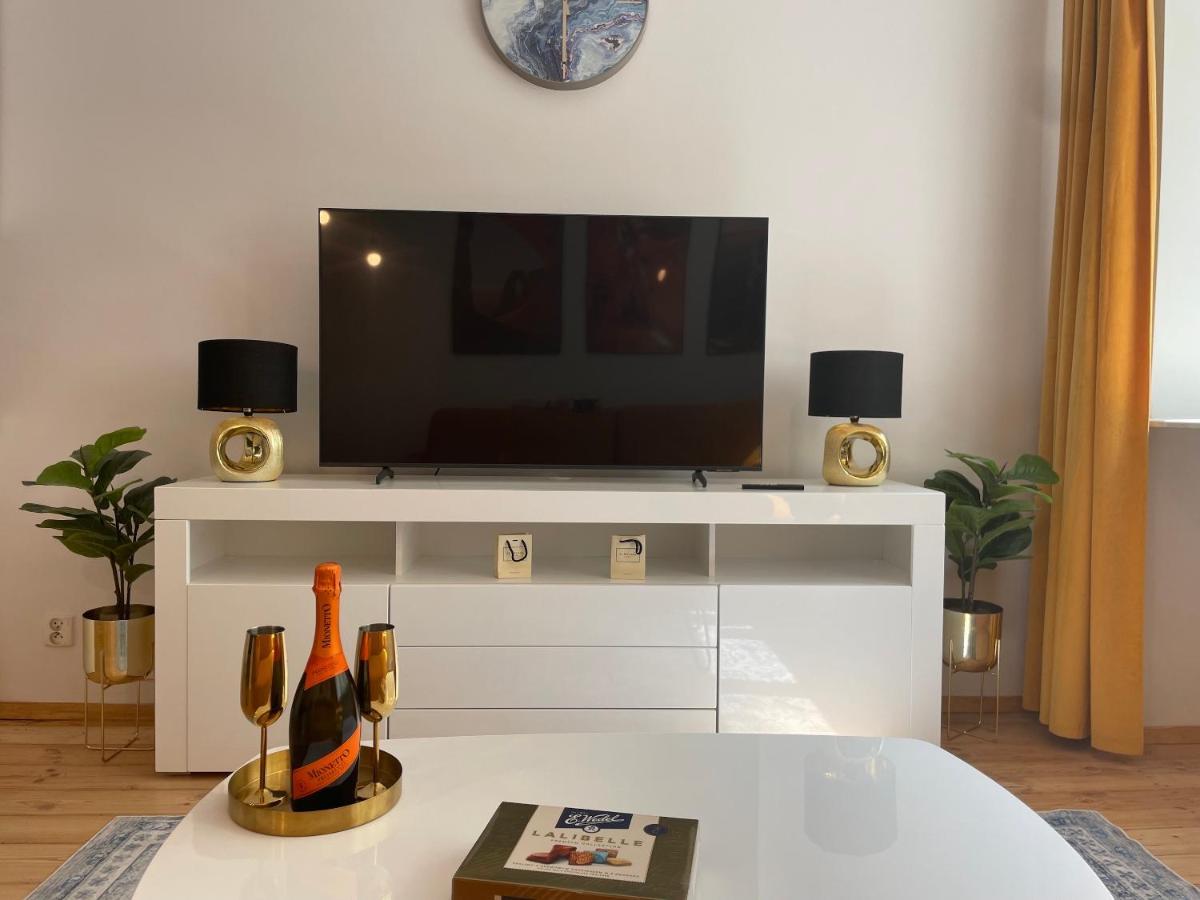 Luxury 4-Bedroom Apartment In Centre - Self-Check In & Fast Wifi Warsaw Exterior photo